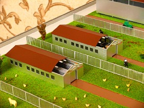 На макете фермы показан сенник с имитацией сена