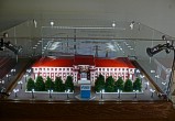 Подарочный макет здания с лепниной в масштабе 1:150 с подсветкой изнутри здания